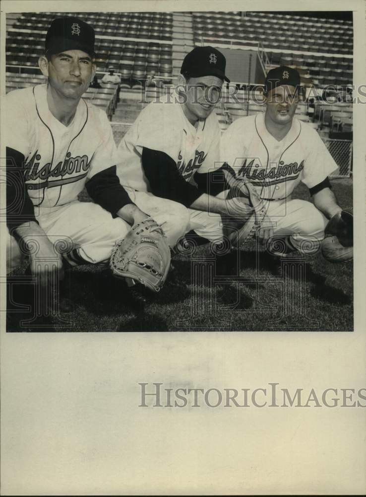 Press Photo San Antonio Missions Baseball Player Jim Manger & 2 Other Players - Historic Images