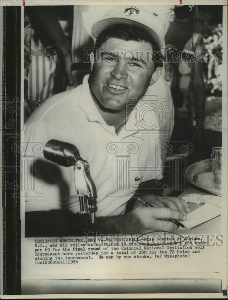 1956 Press Photo Golfer Mike Souchak Turns In Scorecard at Fort Worth Tournament - Historic Images