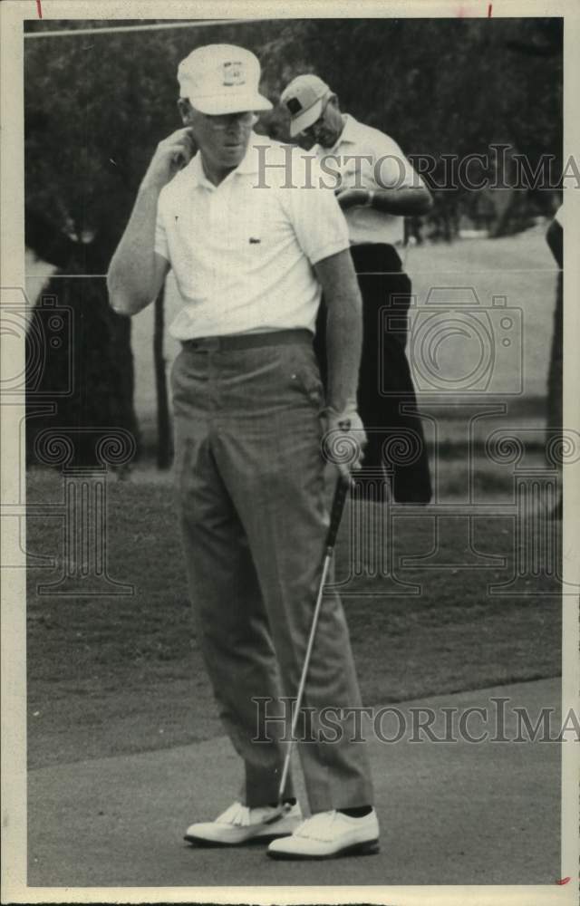 1967 Press Photo Golfer Steel Smith Eyes Putt on 12th Green at Texas Open - Historic Images