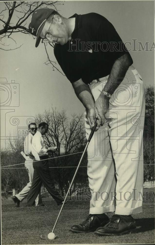 1957 Press Photo Golfer Henry Williams Jr. Prepares to Putt - sas21665- Historic Images