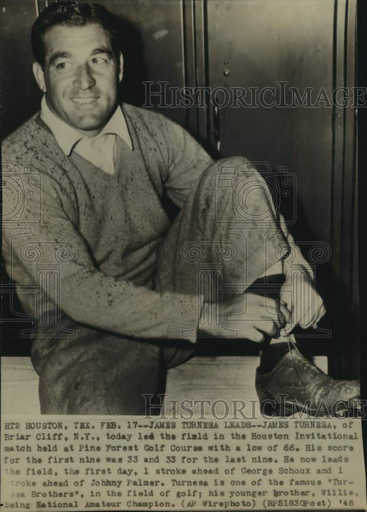 1948 Press Photo Golfer Jim Turnesa Ties Shoe at Houston Invitational Match - Historic Images