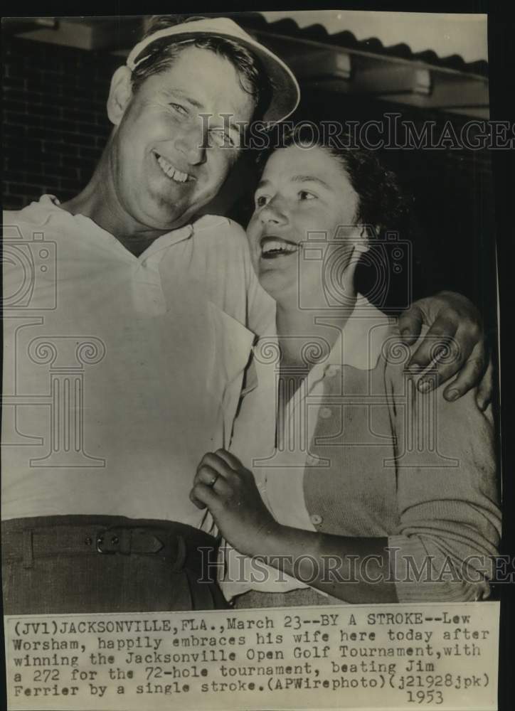 1953 Press Photo Golfer Lew Worsham Hugs Wife After Jacksonville Open Win- Historic Images