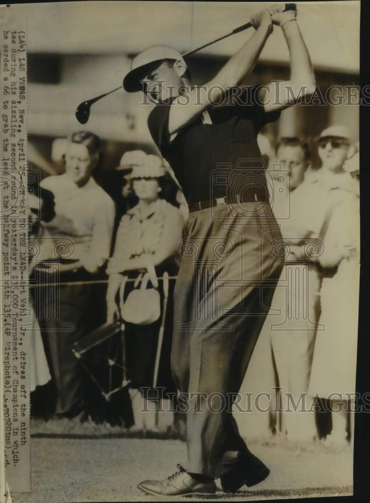1954 Press Photo Golfer Art Wahl Jr. Watches Shot at Las Vegas Tournament - Historic Images
