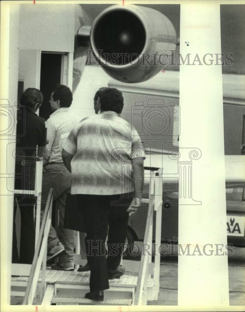 1983 Press Photo Boxer Tony Ayala Boards Plane - sas21795- Historic Images