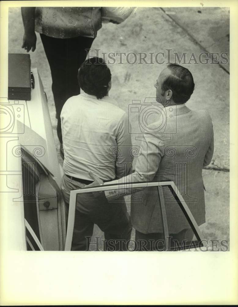 1983 Press Photo Boxer Tony Ayala Jr. Exits Car Escorted By Sheriff at Airport- Historic Images