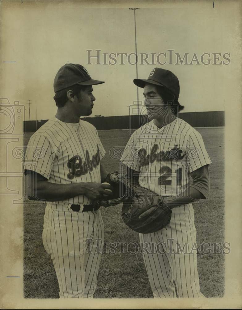 1975 Press Photo Bobcat Baseball Player Robert Rodriguez & Other Player On Field - Historic Images