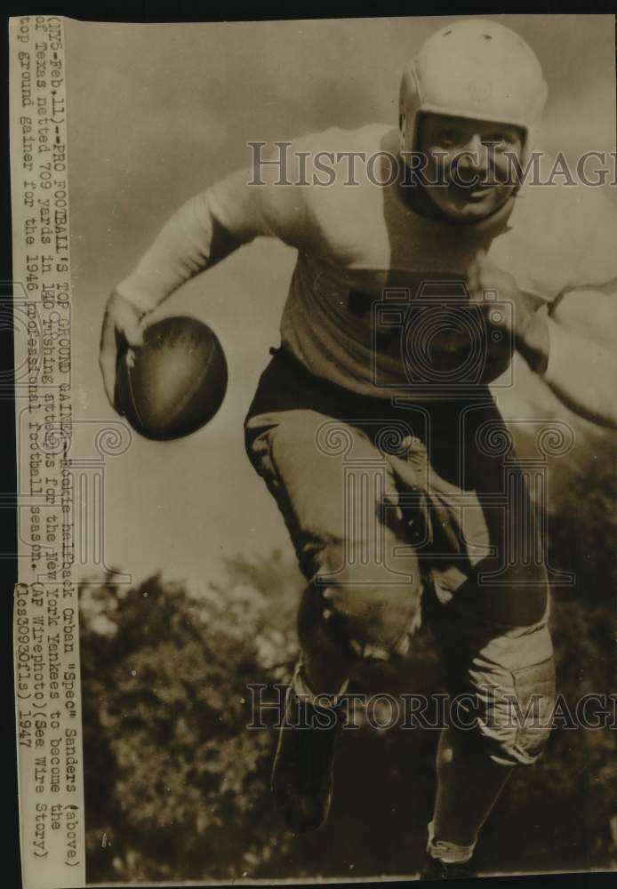 1947 Press Photo New York Yankees Football Player Orban "Spec" Sanders Runs Ball - Historic Images