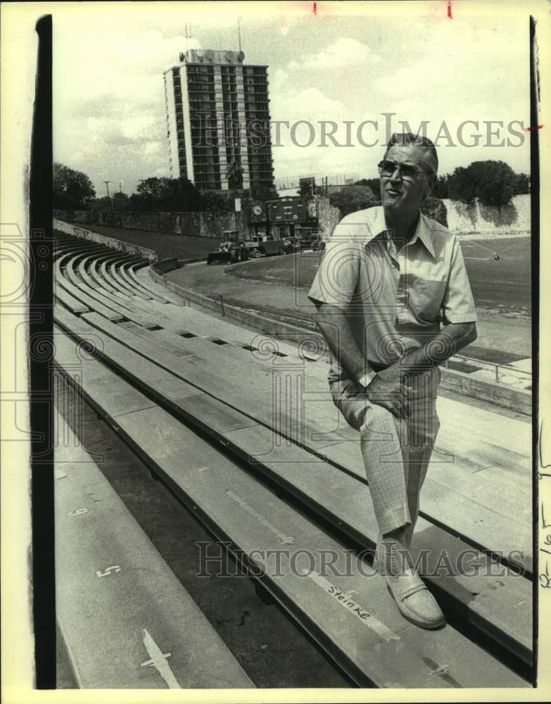 1983 Press Photo Former College Football Gil Steinke at Alamo Stadium- Historic Images
