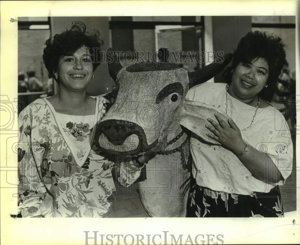 1986 Press Photo Leticia Serrata & Genevieve Cruz at San Antonio Museum of Art - Historic Images