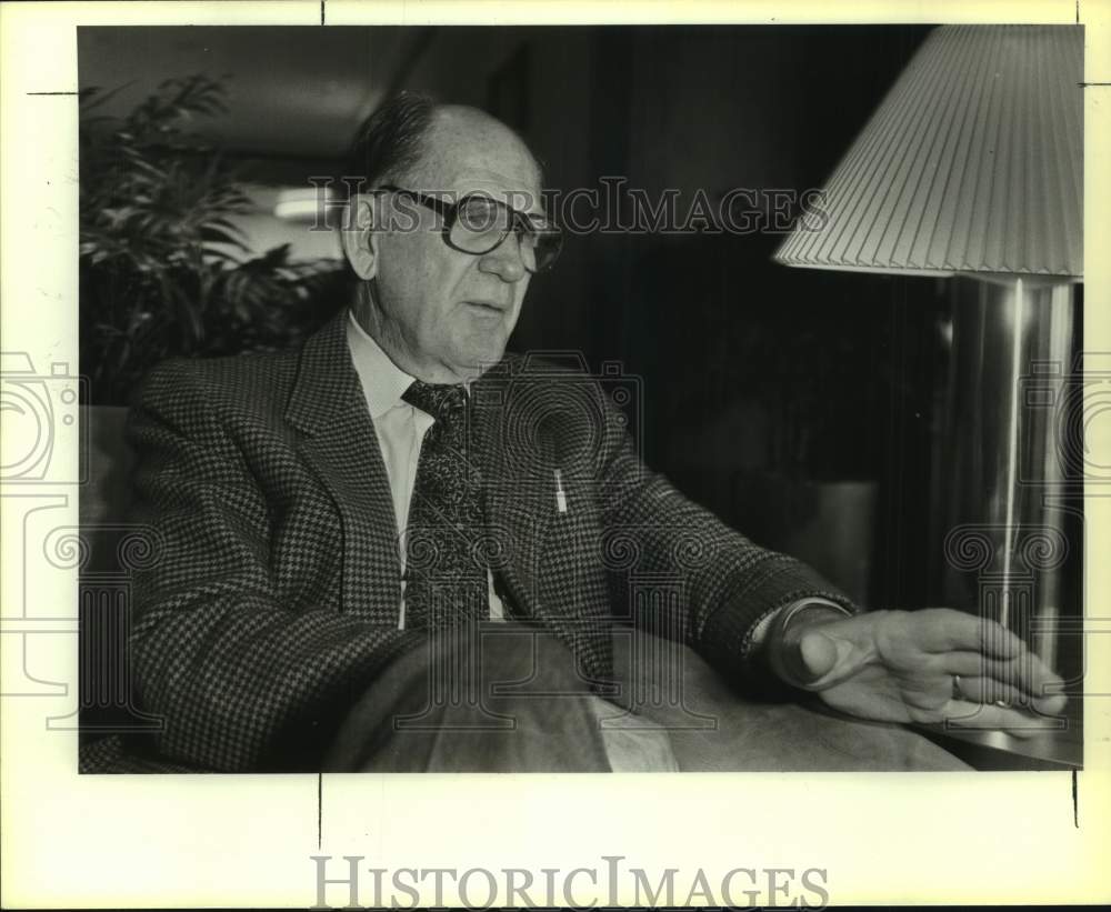 1985 Press Photo Businessman Trammel Crow Gives Interview at Wyndham Hotel- Historic Images
