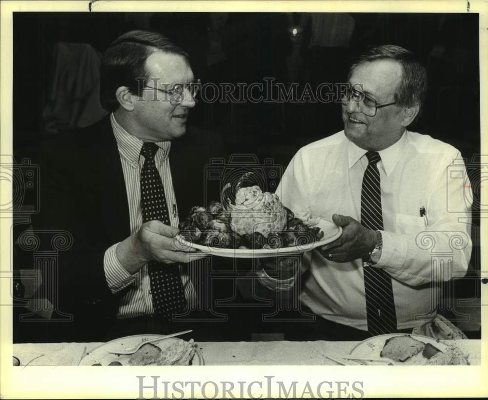 1985 Press Photo Chaucer Christmas Feast Attendees Pass Food at Ursuline Academy- Historic Images