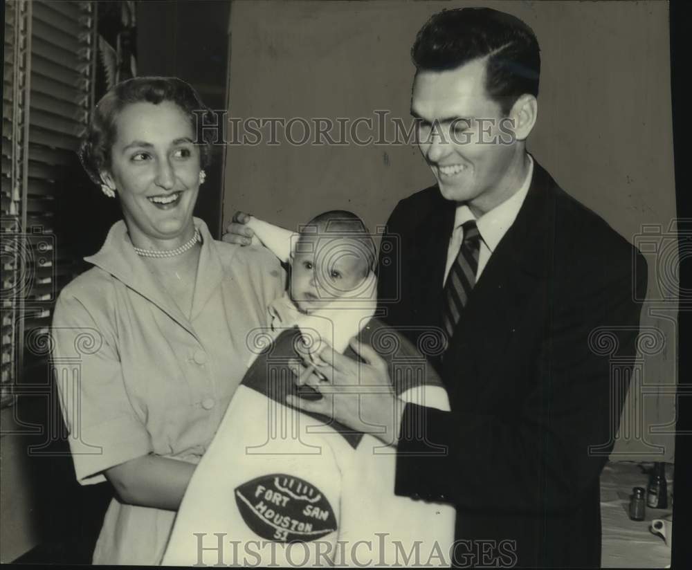 1952 Press Photo Fort Sam Houston Football Player Ben Tompkins & Family- Historic Images