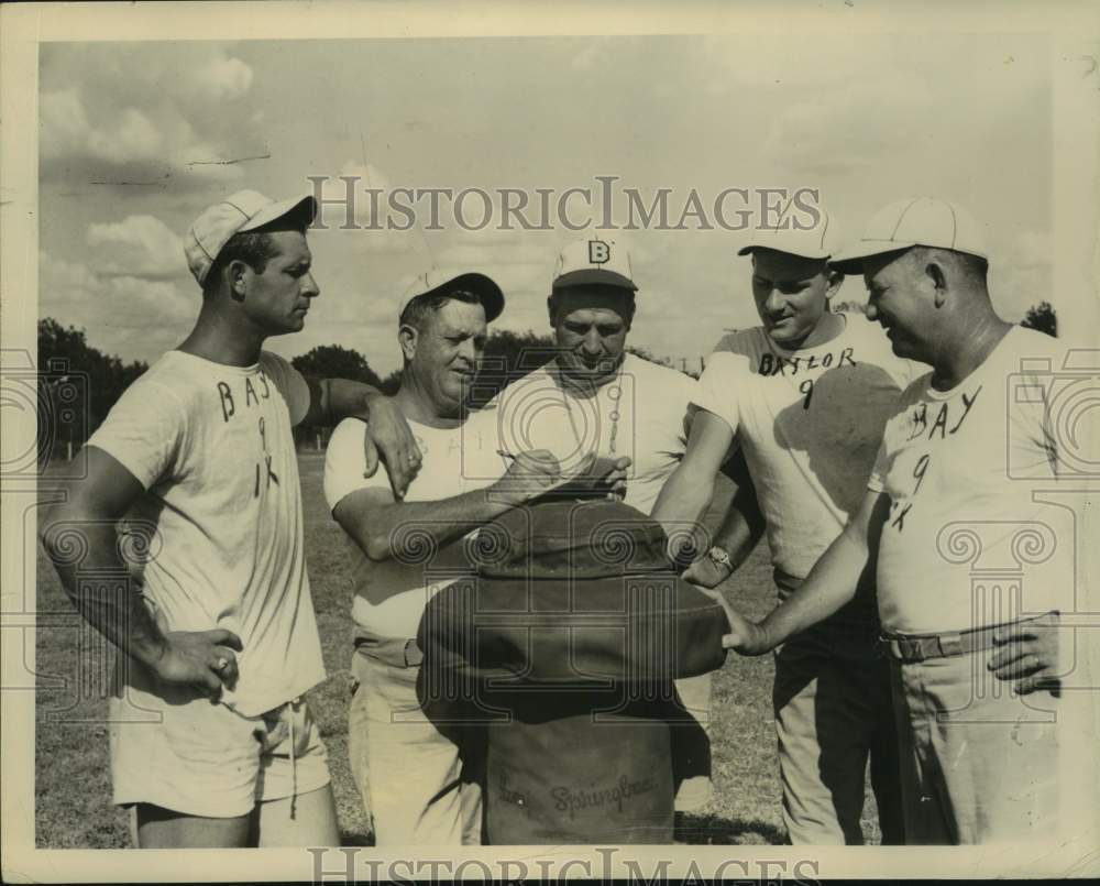 1955 Press Photo Baylor University Baseball Players &amp; Coaches Fill Line-Up Card - Historic Images
