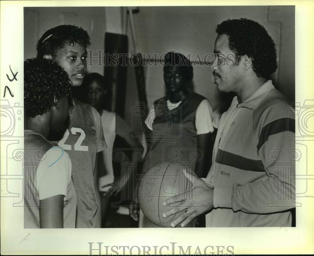 1987 Press Photo Sam Houston High Girls Basketball Coach &amp; Players at Practice- Historic Images