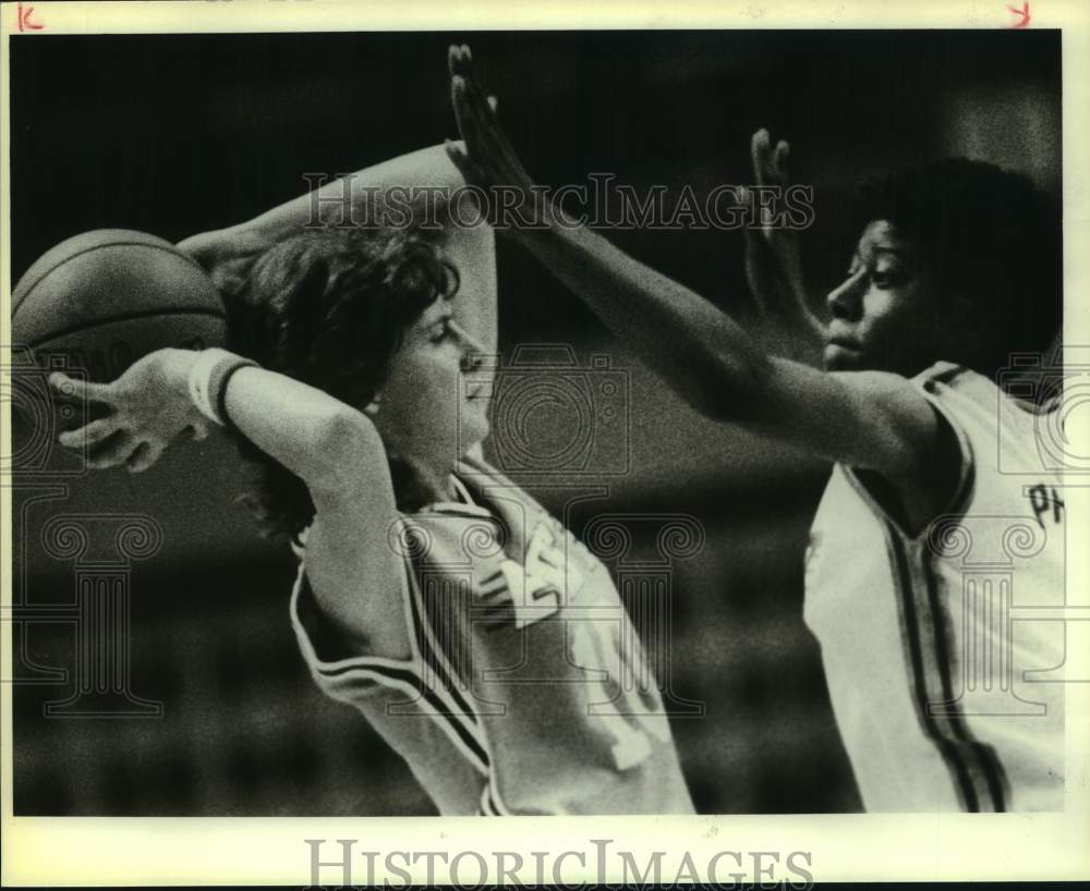 1983 Press Photo Basketball Player Nancy Lieberman Looks To Pass Over Defender - Historic Images