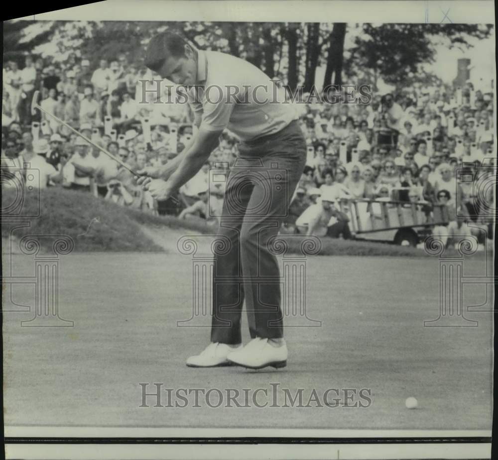 1968 Press Photo Golfer Mike Hill Misses Putt at Grand Blanc Open, Jackson - Historic Images