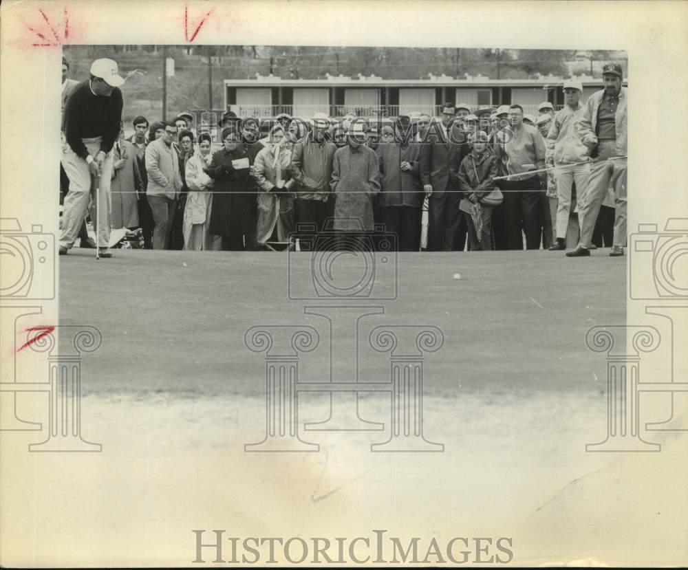Press Photo Golfer Frank Beard Takes Putt as Spectators Watch - sas22346- Historic Images