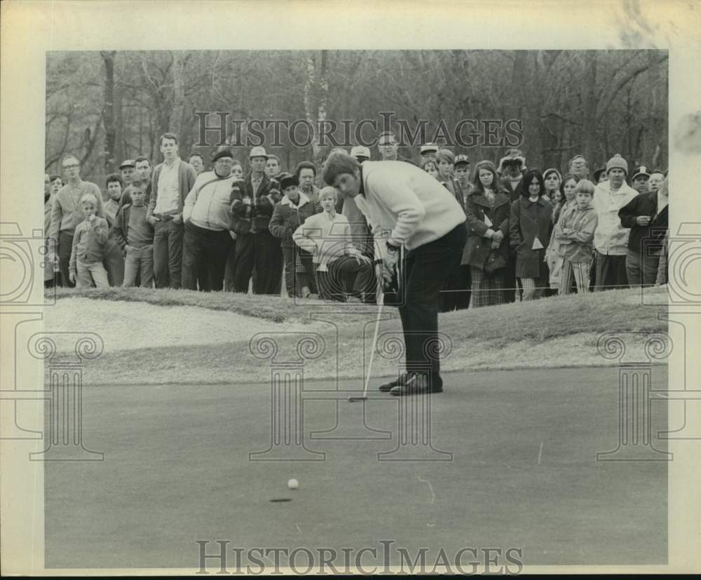 1970 Press Photo Golfer Ron Cerrudo Putts at Texas Open - sas22367 - Historic Images