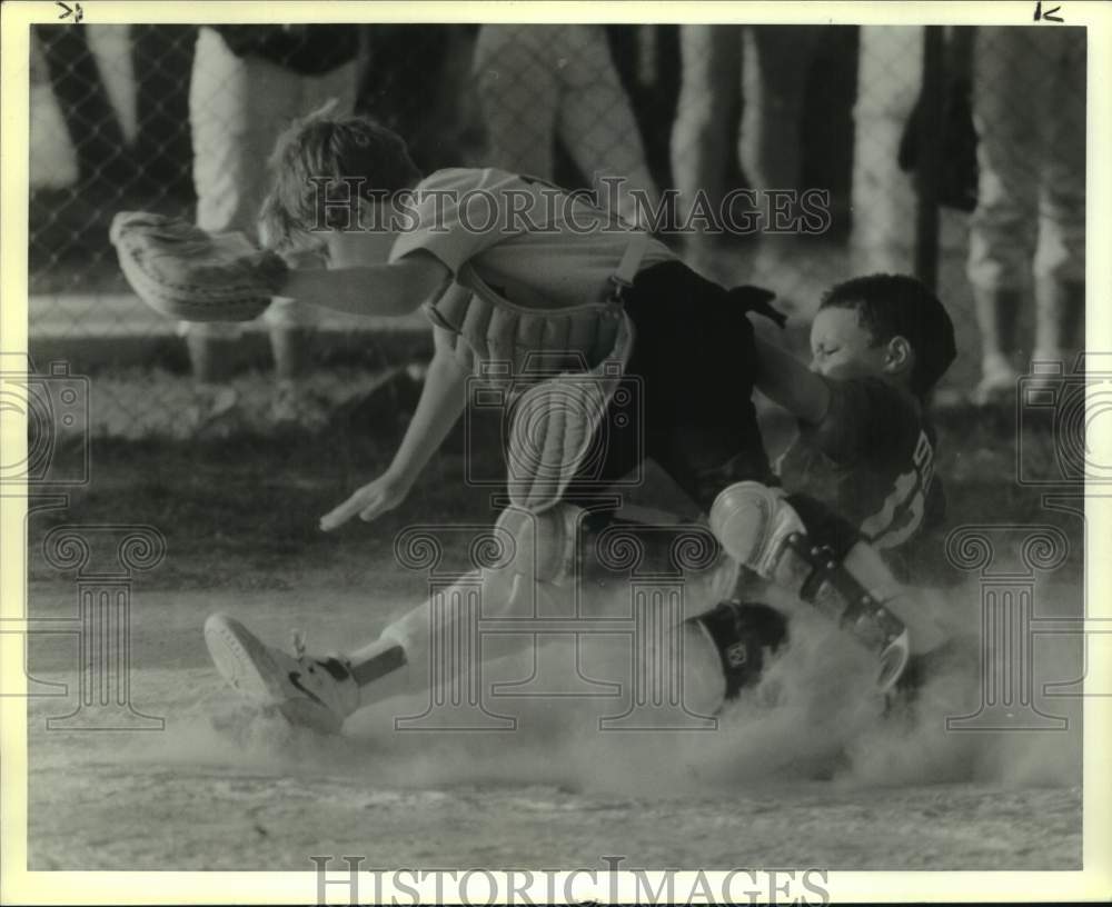 1989 Press Photo Little League Baseball Player &amp; Catcher Collide at Home Plate - Historic Images