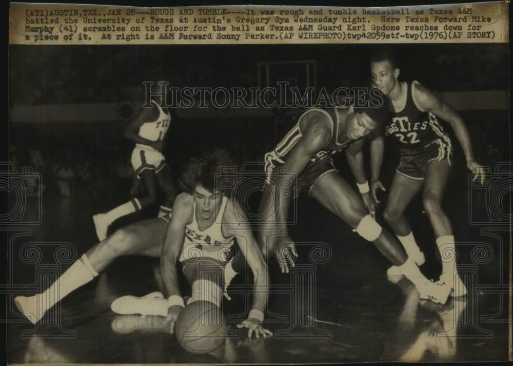 1976 Press Photo Texas A&M & University of Texas at Austin Play Basketball - Historic Images