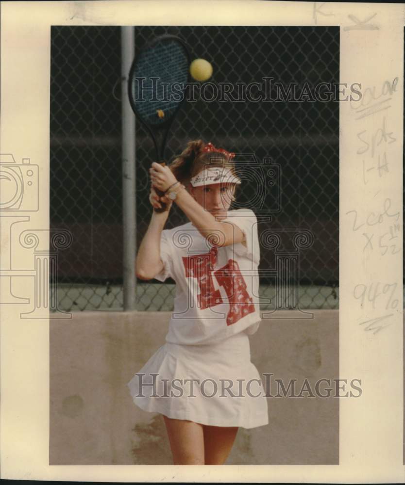 1989 Press Photo Roosevelt High School Tennis Player Aimee Keck Takes Shot- Historic Images