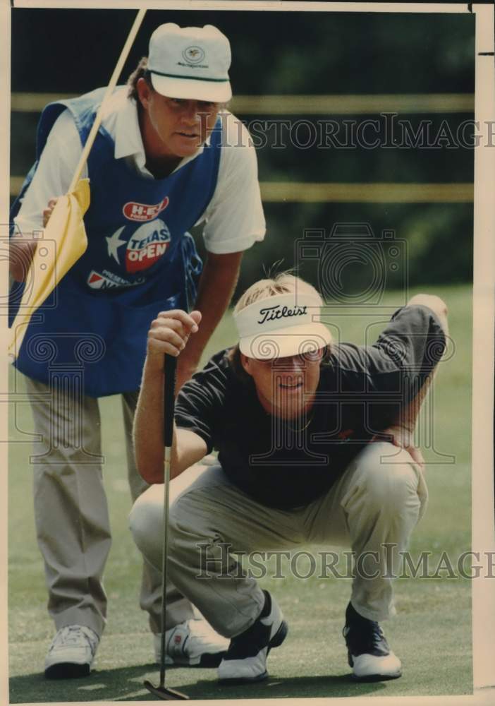 1990 Press Photo Golfer Andrew Magee Eyes Putt, Caddy Watches at Texas Open- Historic Images