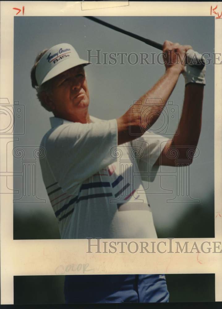 1989 Press Photo Golfer Larry Mowry Watches Shot at the Dominion Tournament- Historic Images