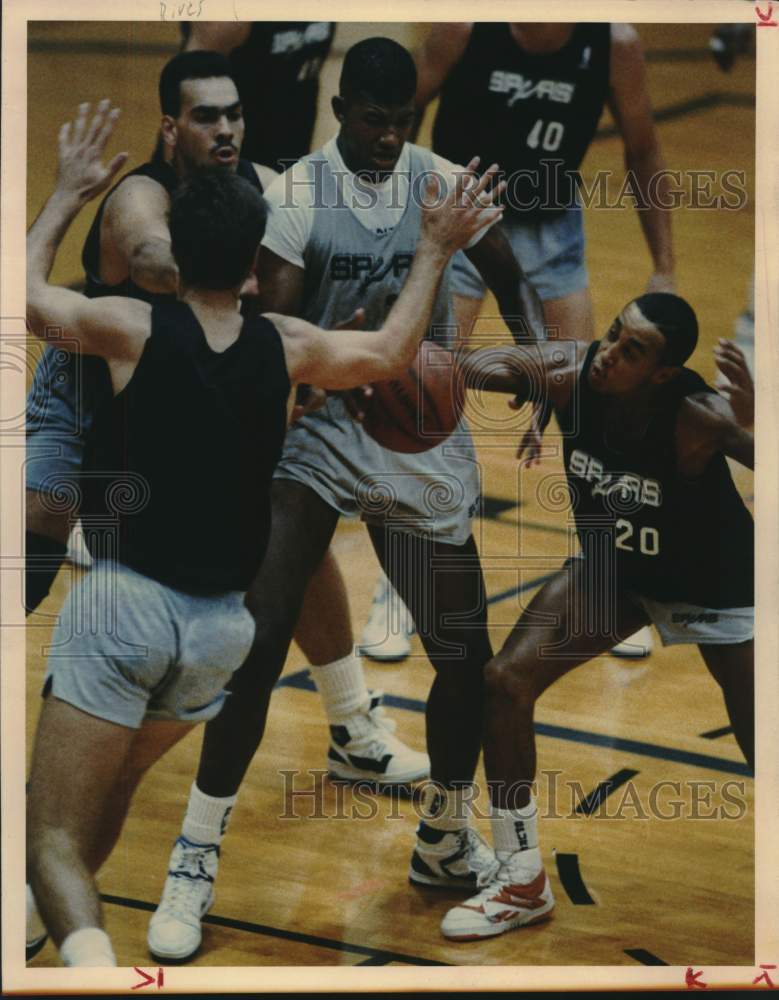 1988 Press Photo San Antonio Spurs Basketball Player Greg Anderson at Camp- Historic Images