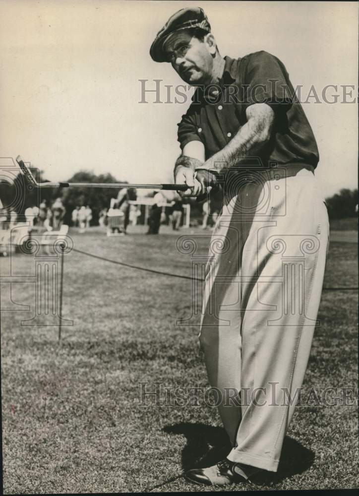 1941 Press Photo Golfer Lloyd Mangrum Watches Shot - sas22764- Historic Images