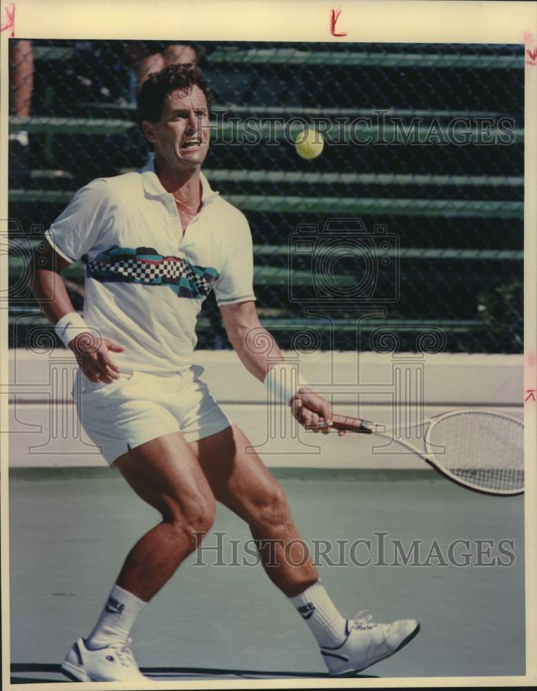 1987 Press Photo Tennis Player Tom Gullikson Takes Shot at Dominion Championship - Historic Images