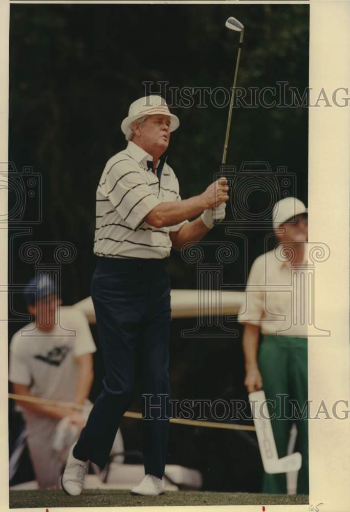 1989 Press Photo Golfer Gay Brewer Watches Shot at Dominion Country Club- Historic Images