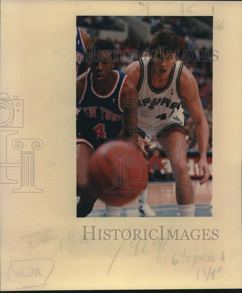 1988 Press Photo San Antonio Spurs & New York Knicks Play NBA Basketball - Historic Images
