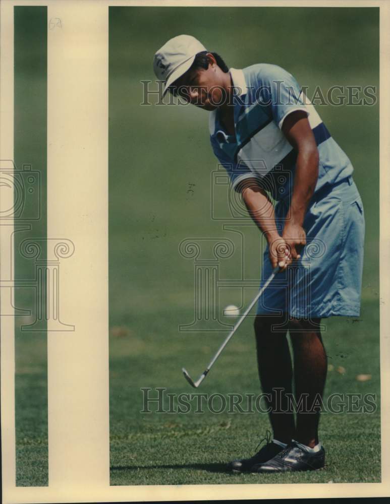 1988 Press Photo Golfer Jimmy Lobo Chips onto Green at City Junior Tournament- Historic Images