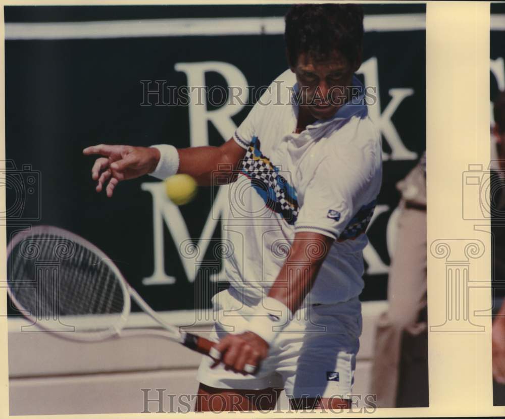 1987 Press Photo Tom Gullikson Returns Shot at Dominion Tennis Tournament- Historic Images