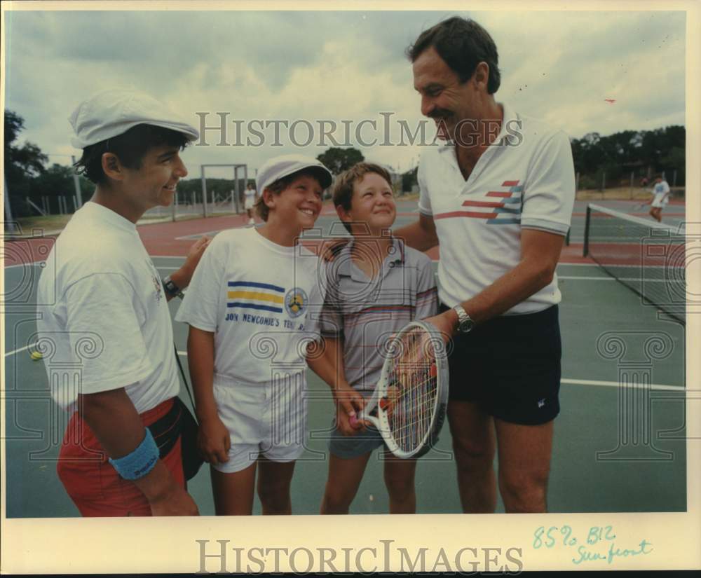 1987 Press Photo Tennis Player Talks With Boys at Newcombe Ranch, New Braunfels- Historic Images