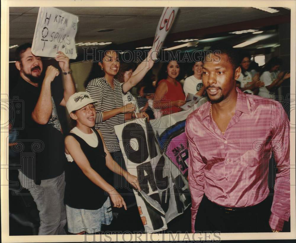 1990 Press Photo San Antonio Spurs Basketball Player Mike Mitchell & Fans - Historic Images
