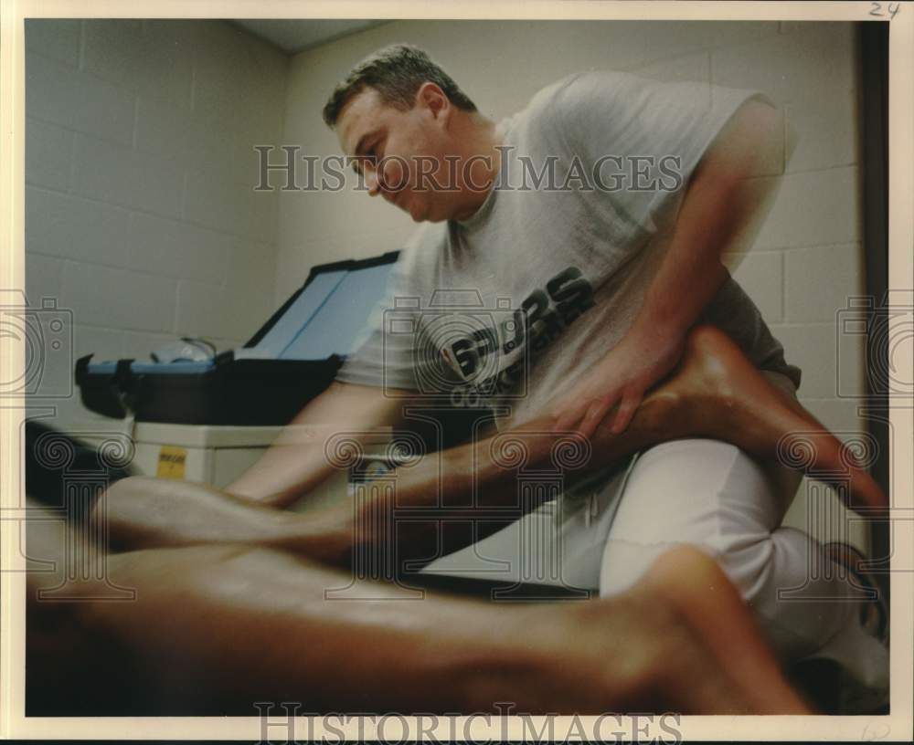 1990 Press Photo San Antonio Spurs Masseur Mihail Dincu Massages Maurice Cheeks - Historic Images