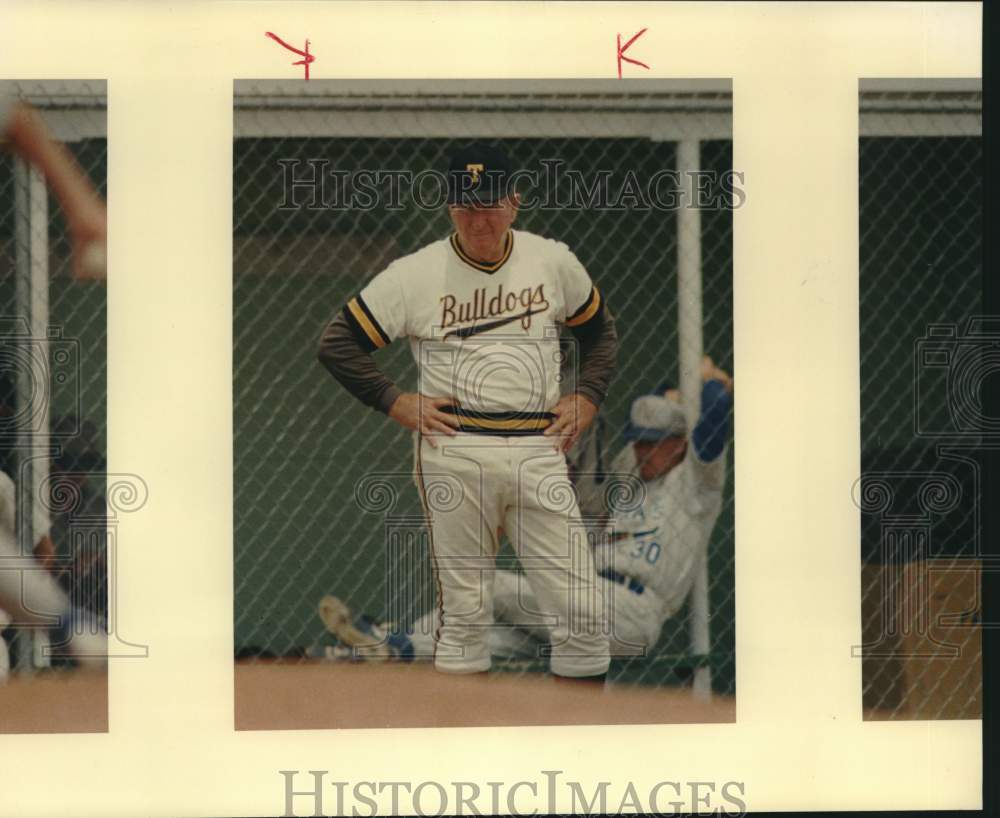 1989 Press Photo Texas Lutheran College Baseball Coach Ray Kat in Dugout - Historic Images