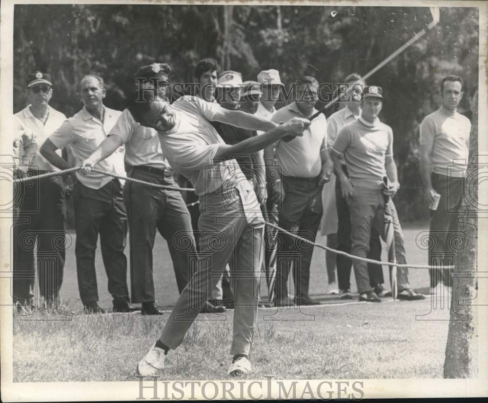1970 Press Photo Golfer Dave Hill Hits Shot as Spectators Watch - sas23229 - Historic Images