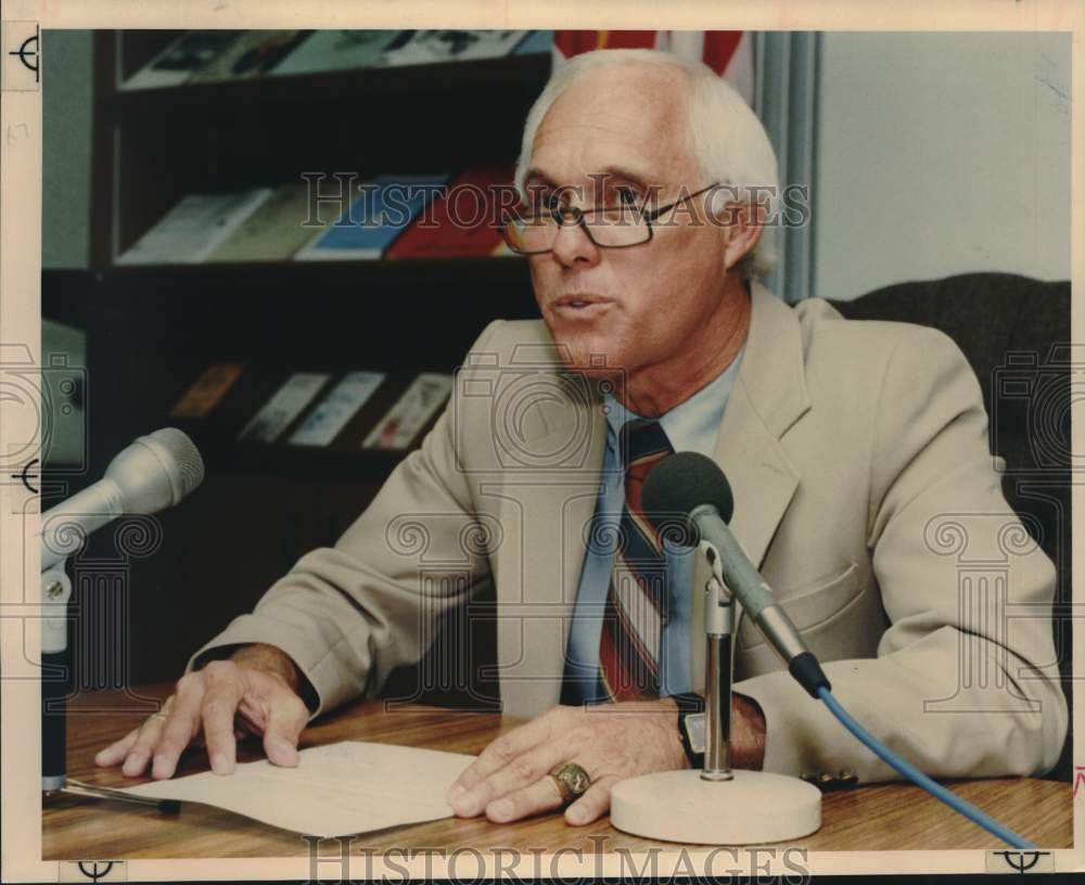 1990 Press Photo Judson High Athletic Director Frank Arnold at Press Conference- Historic Images