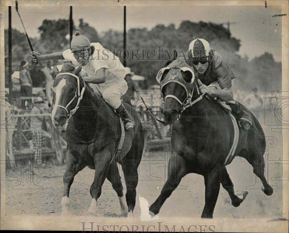 1975 Press Photo Jockey Glen Atkinson moves into position to win a horse race - Historic Images