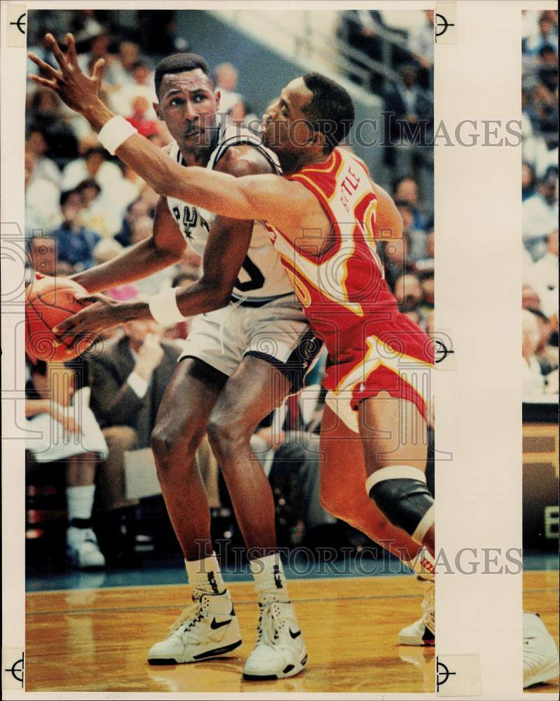 1990 Press Photo San Antonio Spurs and Atlanta Hawks play NBA basketball - Historic Images