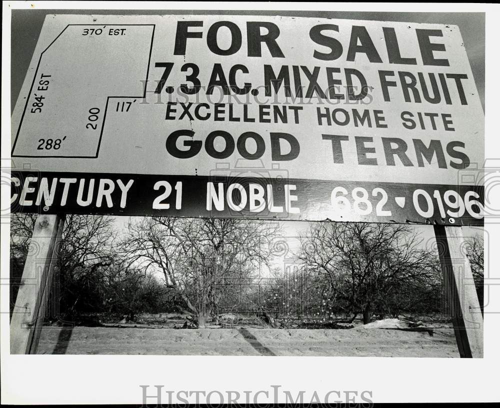 Press Photo A signed advertises a fruit grover for sale in Rio Grande Valley - Historic Images