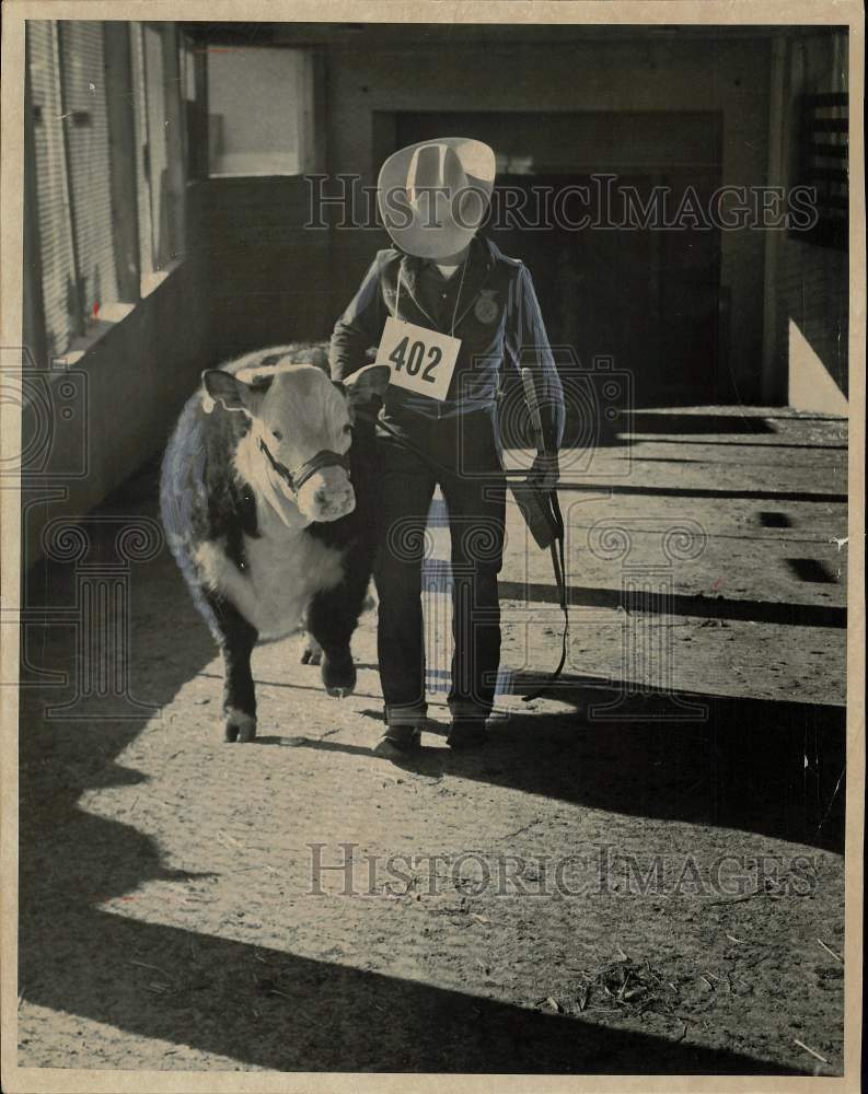 1958 Press Photo Texas Rodeo cowboy and cow - sas24152 - Historic Images