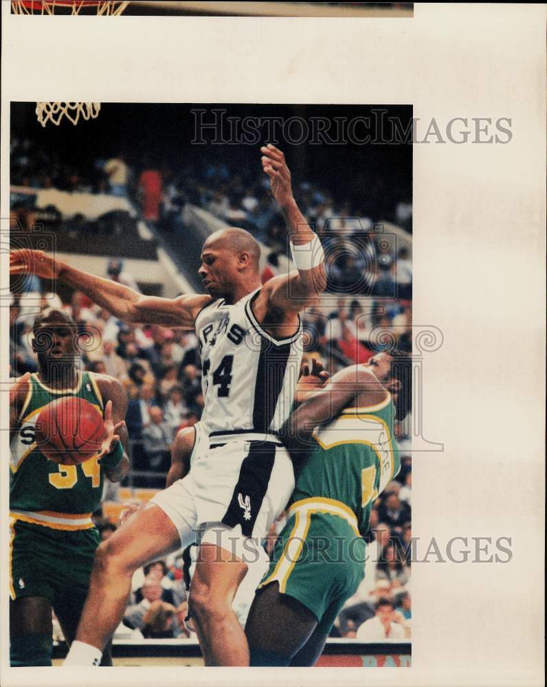 1990 Press Photo San Antonio Spurs and Seattle SuperSonics play NBA basketball - Historic Images