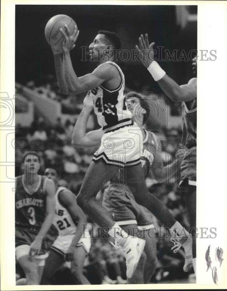 1988 Press Photo Spurs Basketball Player Johnny Dawkins up mid for a layup - Historic Images