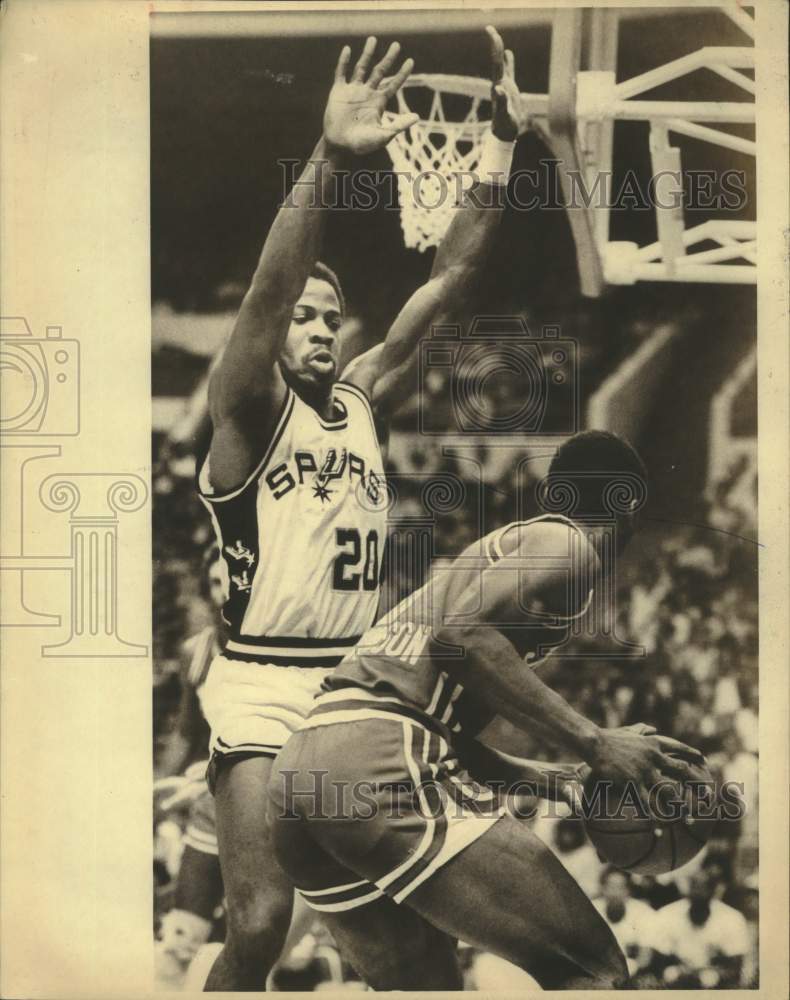 1981 Spurs Basketball Player Gene Banks at Game - Historic Images