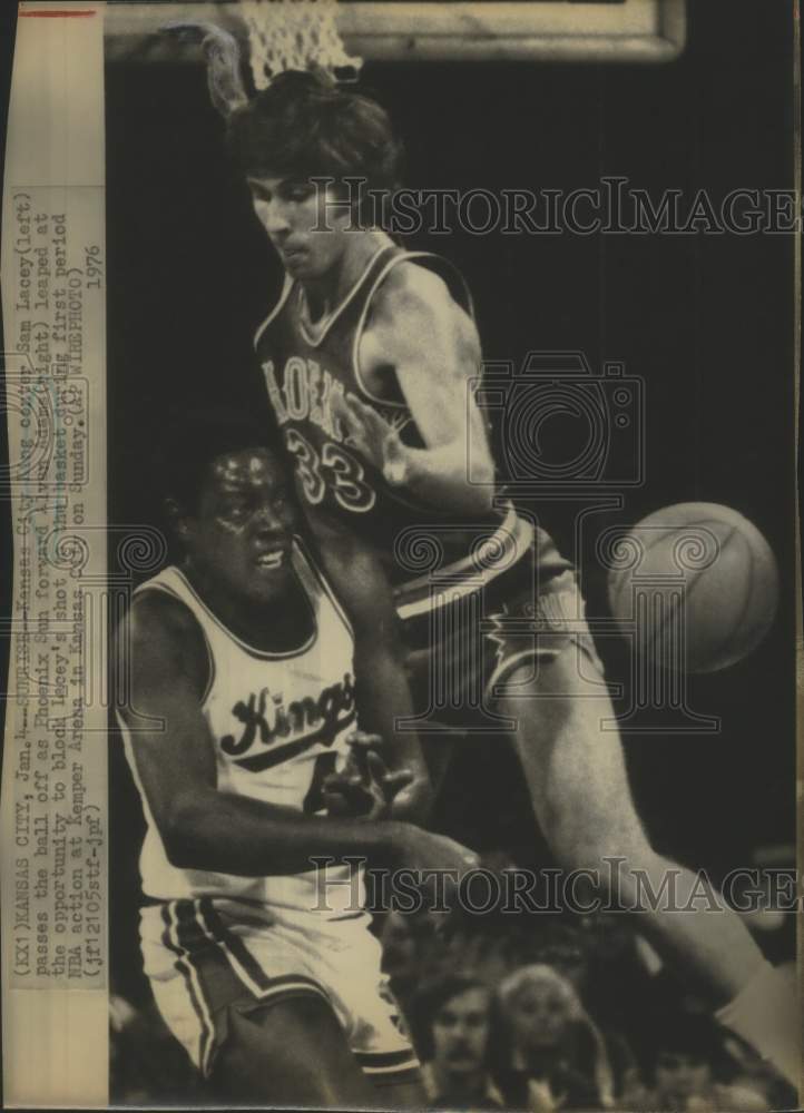 1975 Press Photo Sam Lacey, Kansas City Basketball Player at Phoenix Sun Game - Historic Images