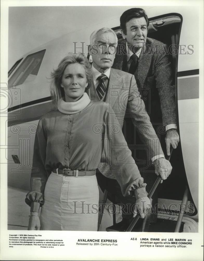 1976 Actors Linda Evans, Lee Marvin, Mike Connors in movie - Historic Images