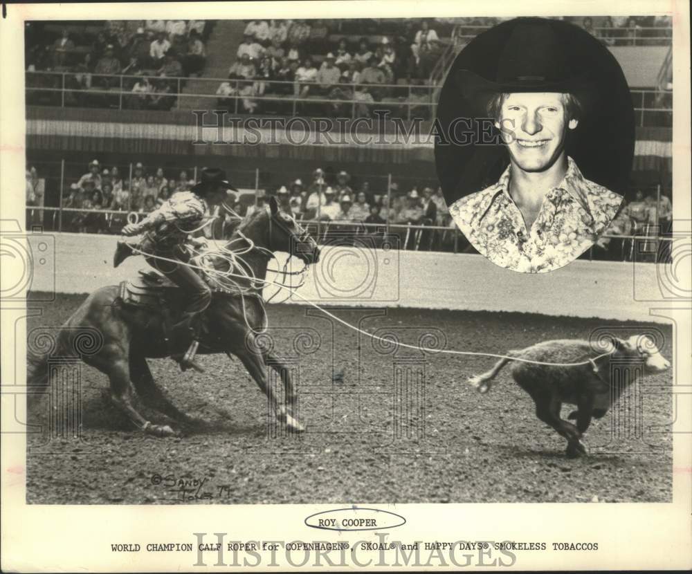 1981 Calf Roper Roy Cooper on horse in rodeo - Historic Images